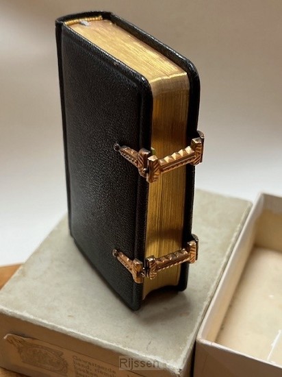 Het Nieuwe Testament of alle Boeken des Nieuwen Verbonds van onzen Heere Jezus Christus. Het Boek der Psalmen benevens eenige Gezangen met twee koperen sloten