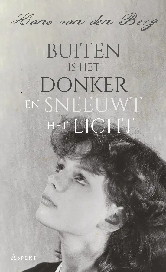 Buiten is het donker en sneeuwt het licht