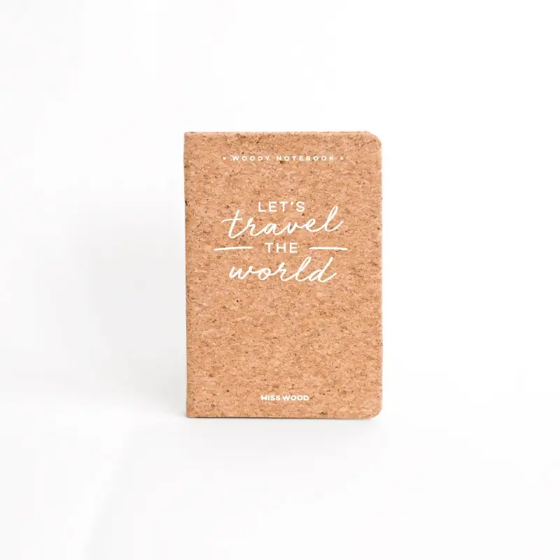 Woody schriftje A6 kurk let's travel the world