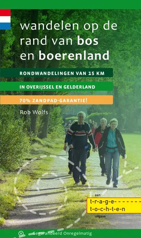 Wandelen op de rand van bos en boerenlan