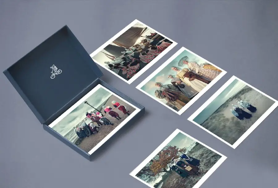 Premium card box between the sea and the sky - 24 art postcards